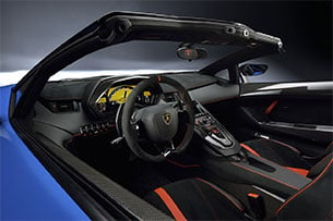 Рулевое колесо родстера Lamborghini Aventador LP750-4 SV
