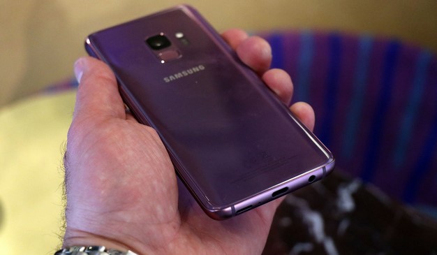 Galaxy S9 Сиреневый Фиолетовый в руке