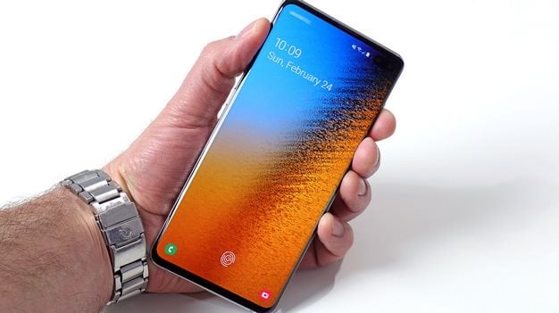Galaxy S10 Plus display in hand