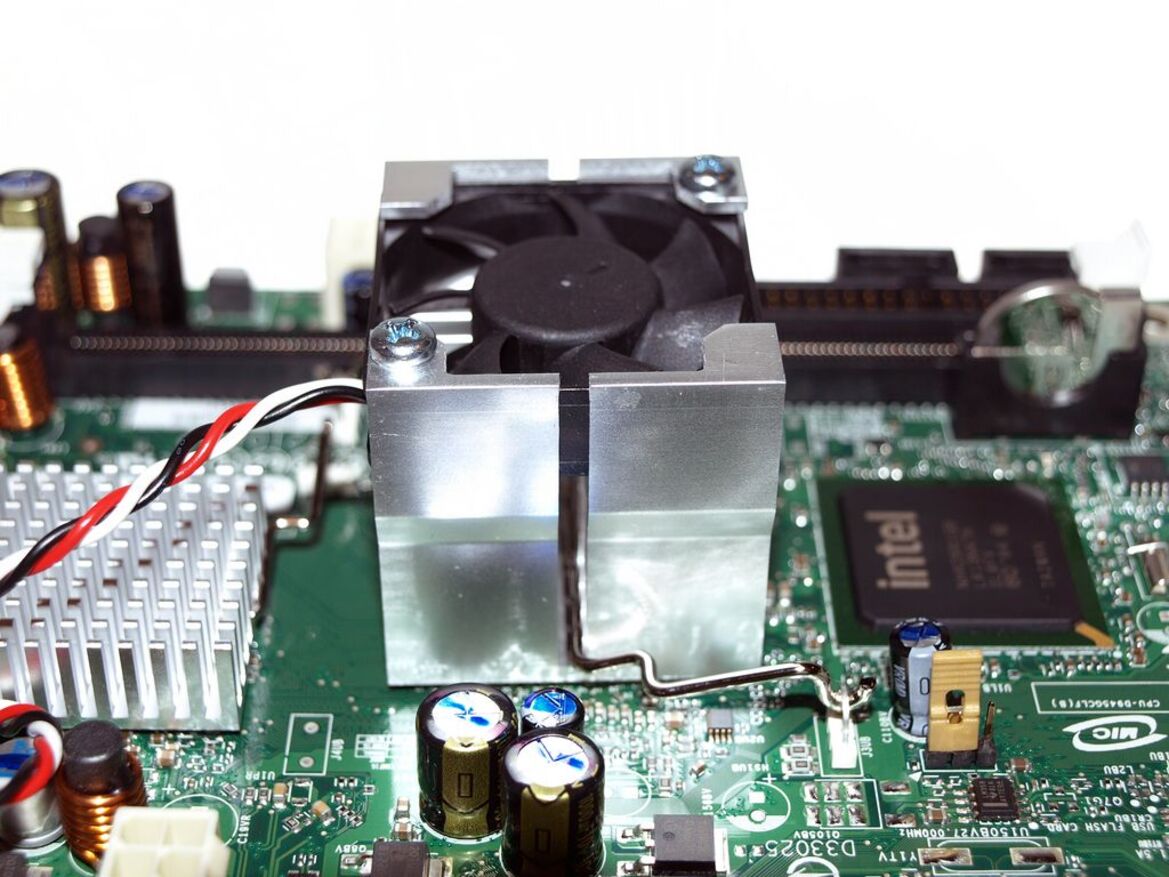 VIA Nano L2100 vs. Intel Atom 230: Head to Head