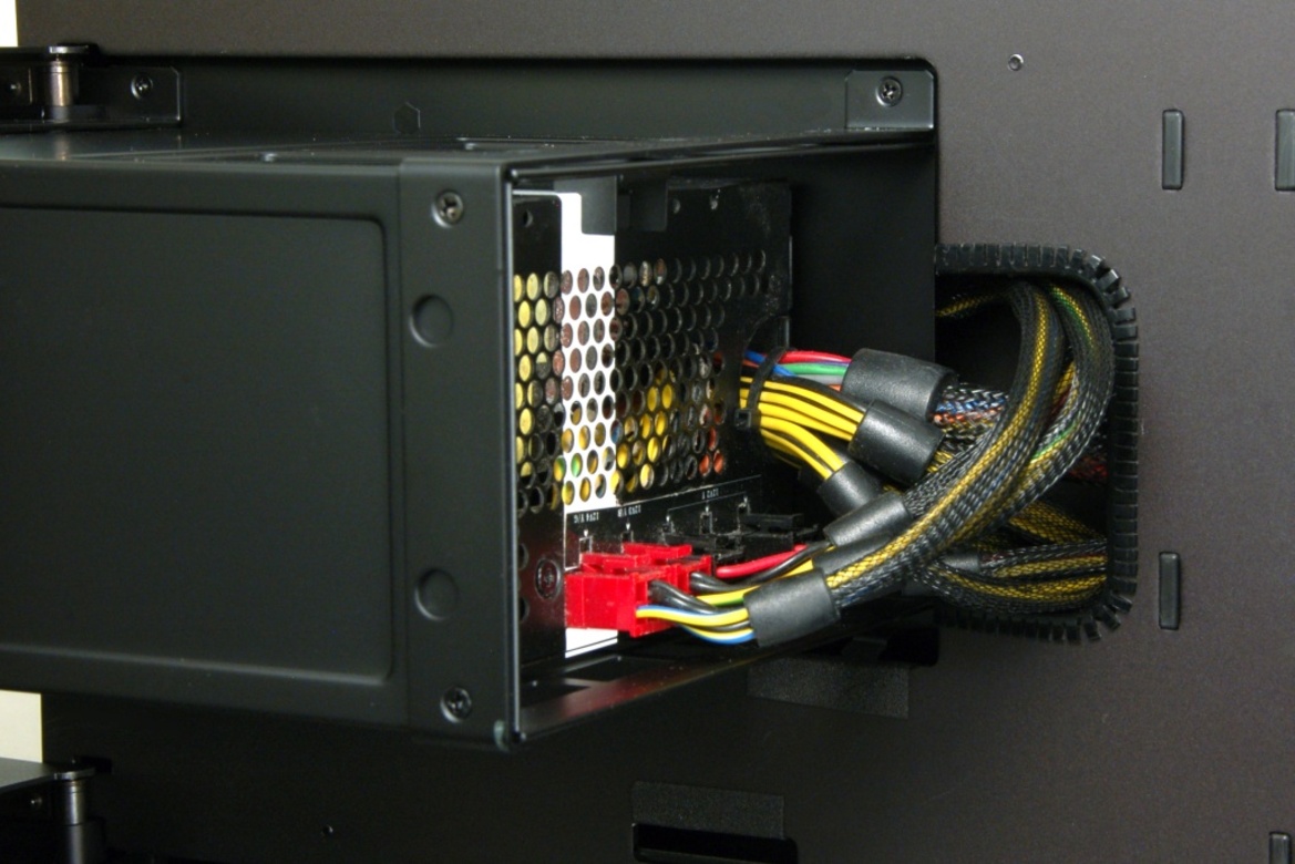 Thermaltake Level 10 Gaming Station Review