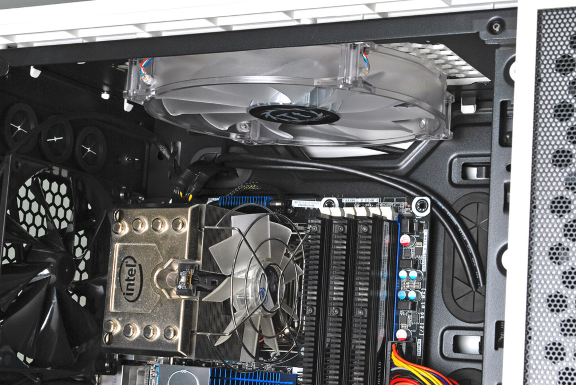 Striking Looks: Thermaltake Level 10 GT Snow Edition