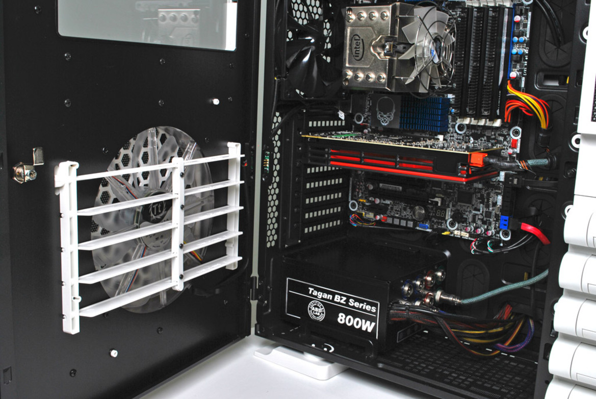 Striking Looks: Thermaltake Level 10 GT Snow Edition