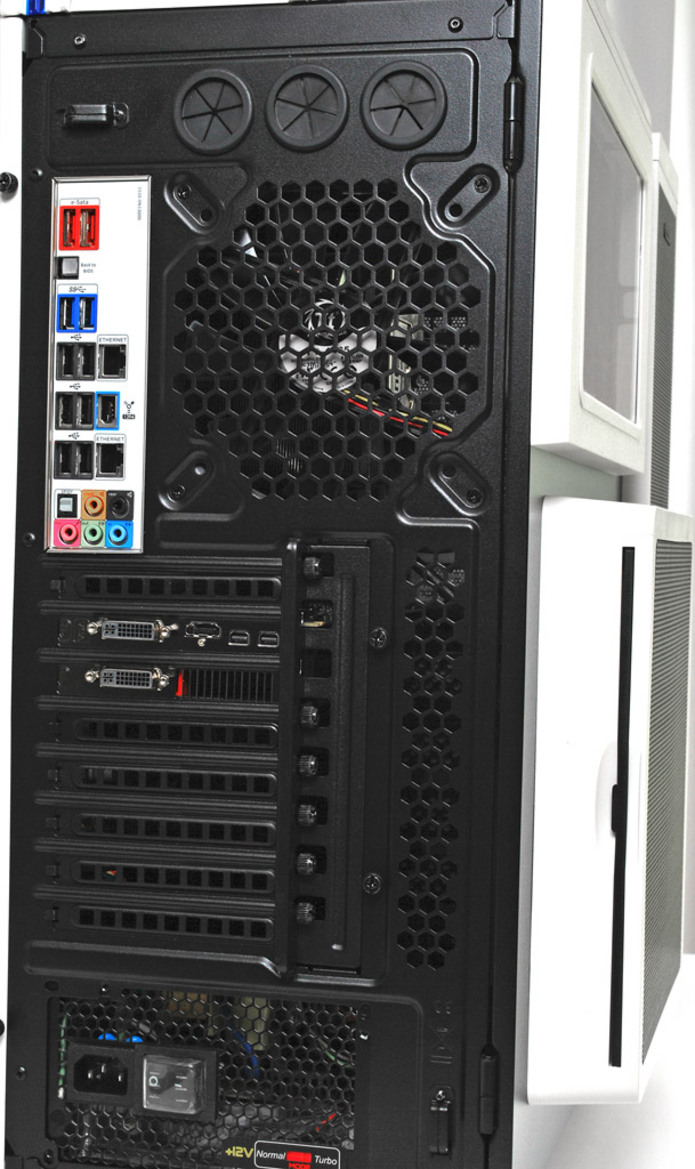 Striking Looks: Thermaltake Level 10 GT Snow Edition
