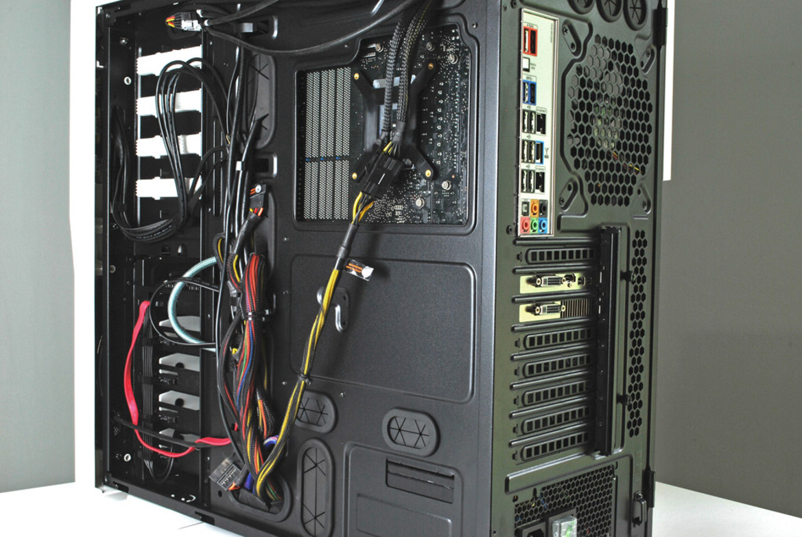 Striking Looks: Thermaltake Level 10 GT Snow Edition
