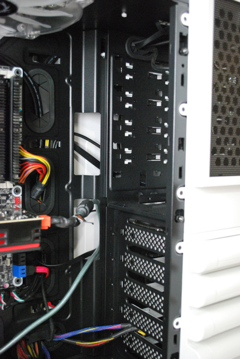 Striking Looks: Thermaltake Level 10 GT Snow Edition