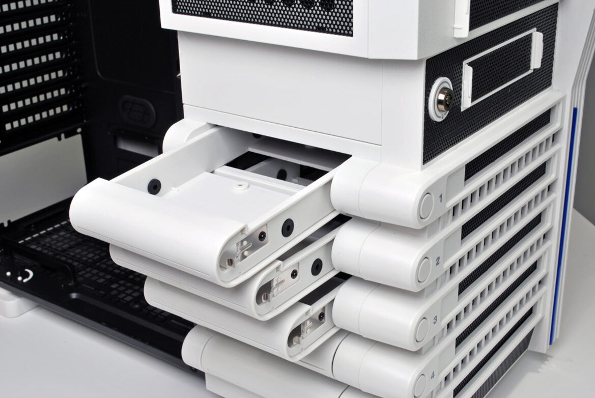 Striking Looks: Thermaltake Level 10 GT Snow Edition