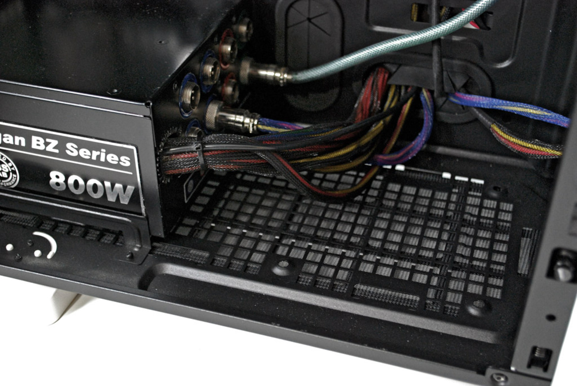 Striking Looks: Thermaltake Level 10 GT Snow Edition