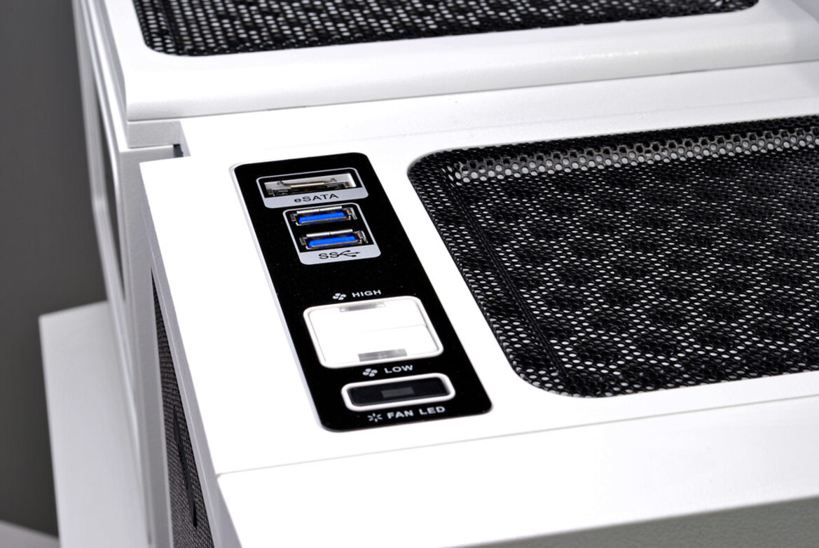 Striking Looks: Thermaltake Level 10 GT Snow Edition
