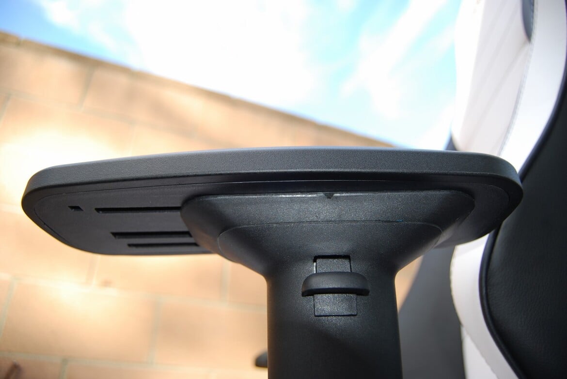 Maxnomic Commander S BWE PC Gaming Chair Review, In The Hot Seat