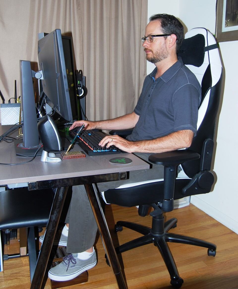 Maxnomic Commander S BWE PC Gaming Chair Review, In The Hot Seat