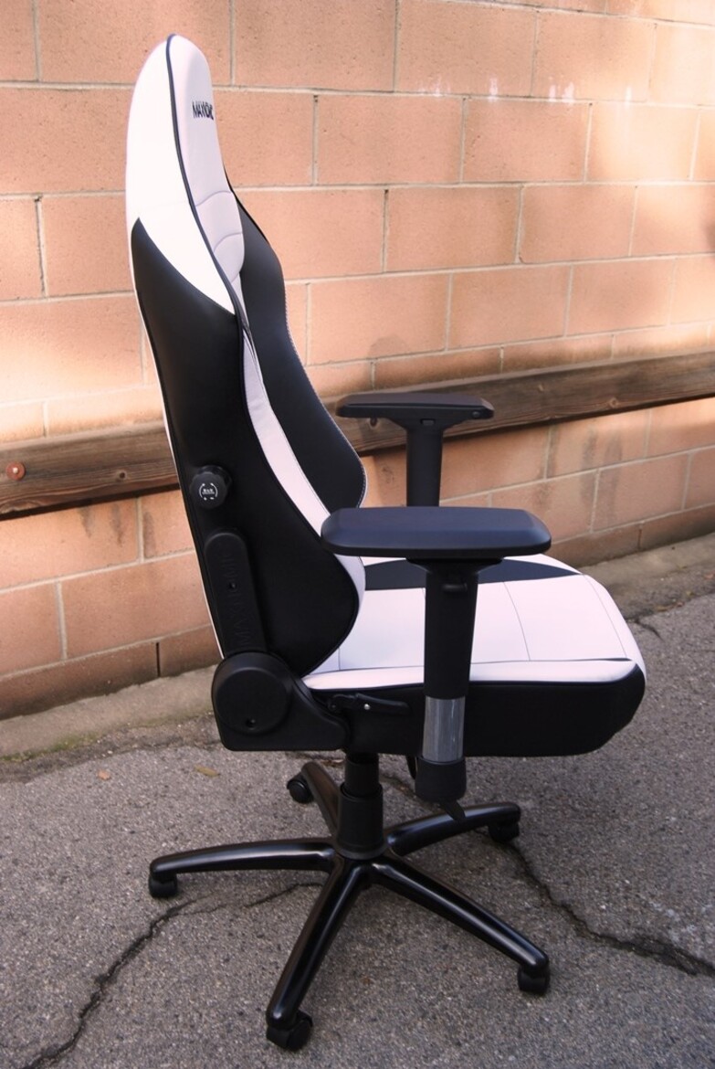 Maxnomic Commander S BWE PC Gaming Chair Review, In The Hot Seat