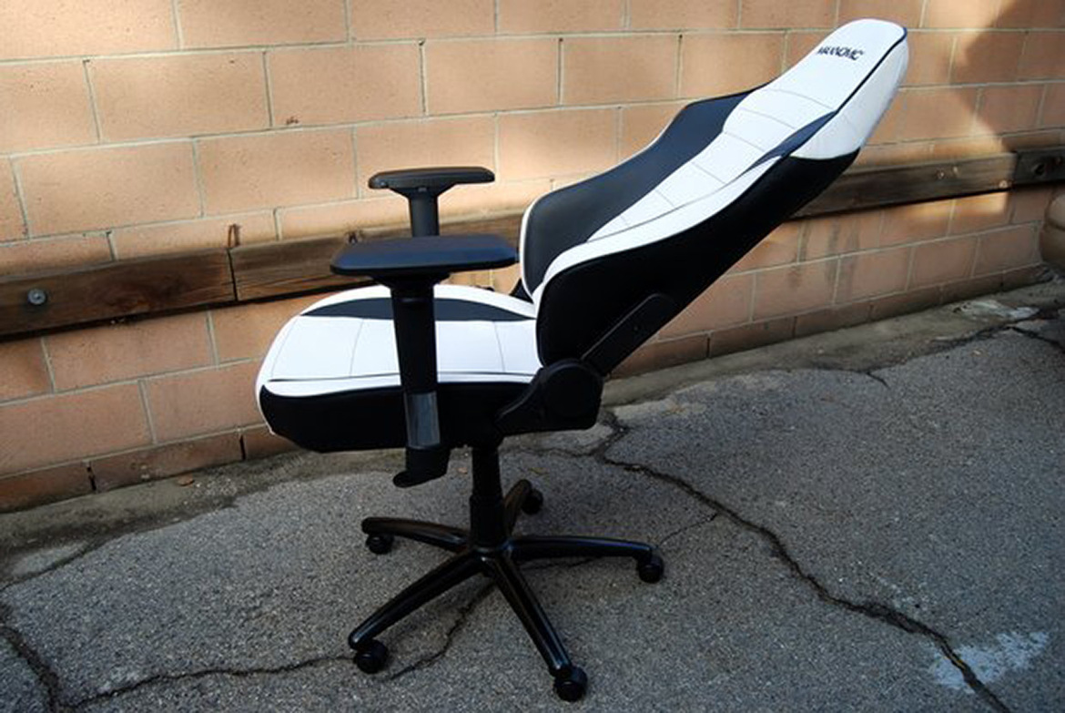 Maxnomic Commander S BWE PC Gaming Chair Review, In The Hot Seat