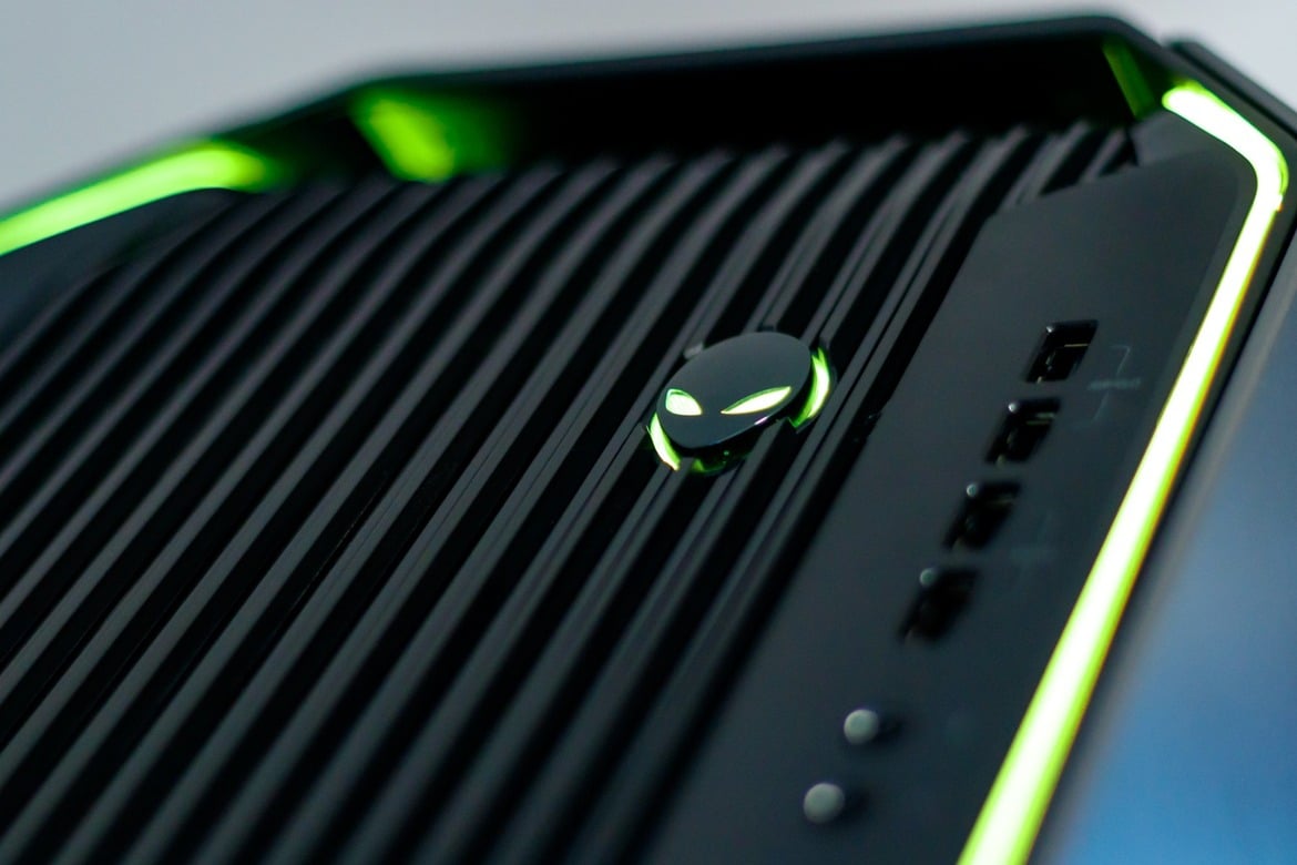 Alienware Area-51 R5 (2018) Review: Liquid Cooled GPUs, Skylake-X Firepower