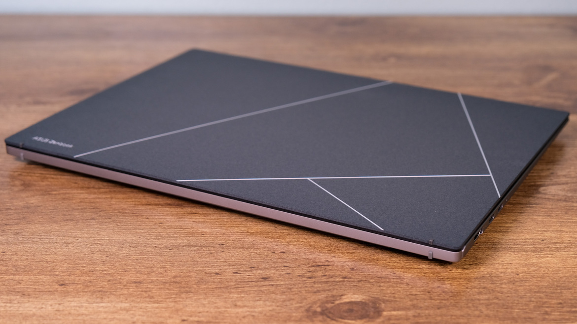 ASUS ZenBook S 13 OLED Laptop Review: A Svelte Beauty