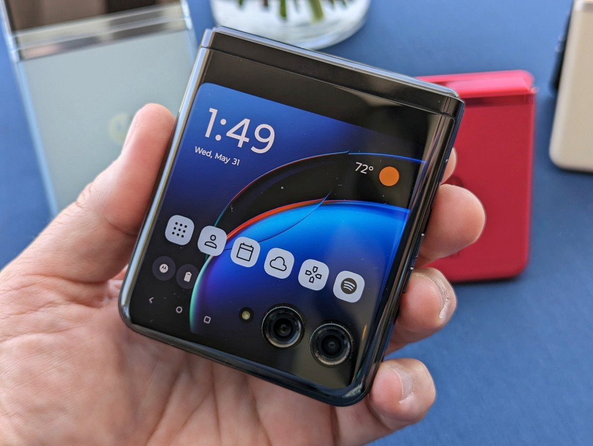Motorola Razr+ (2023) Review: The Folding Flip Phone, Reinvented