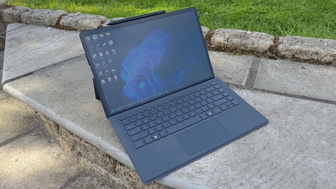 Minisforum V3 3-in-1 Tablet Review: A Flexible Ryzen-Powered Portable