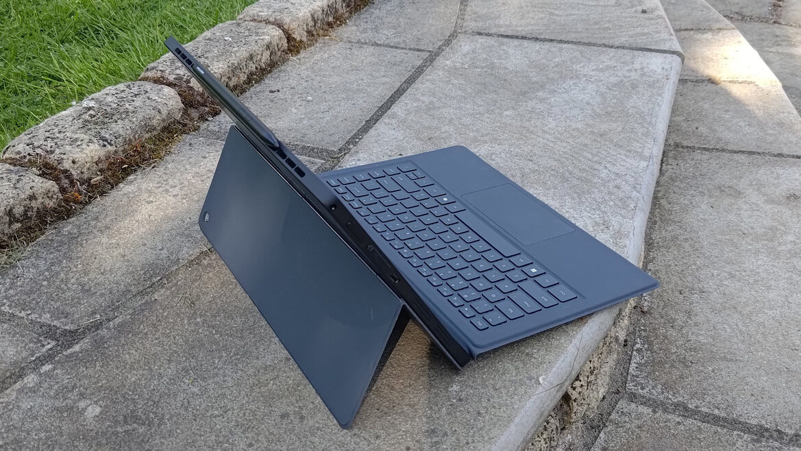 Minisforum V3 3-in-1 Tablet Review: A Flexible Ryzen-Powered Portable