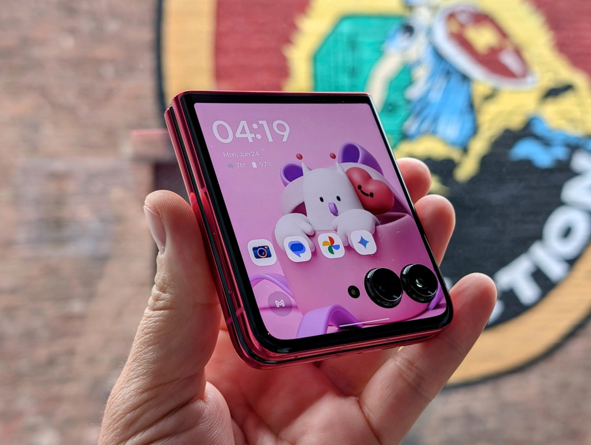 Motorola Razr+ And Razr (2024) Hands-On: Big Flip Phone Update, Same Price