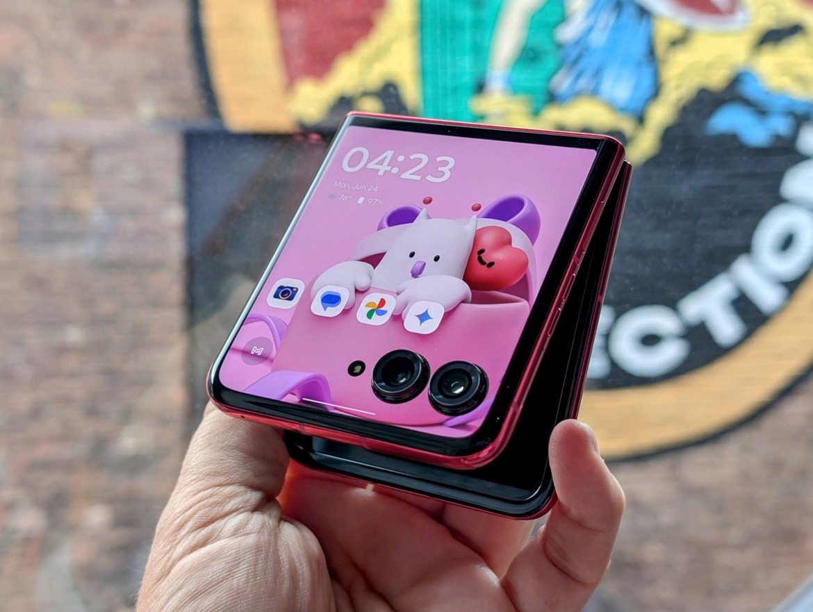 Motorola Razr+ And Razr (2024) Hands-On: Big Flip Phone Update, Same Price