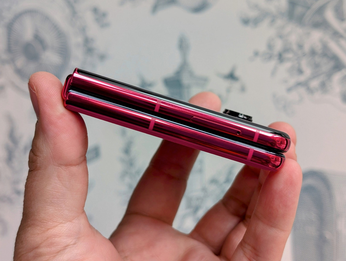 Motorola Razr+ And Razr (2024) Hands-On: Big Flip Phone Update, Same Price