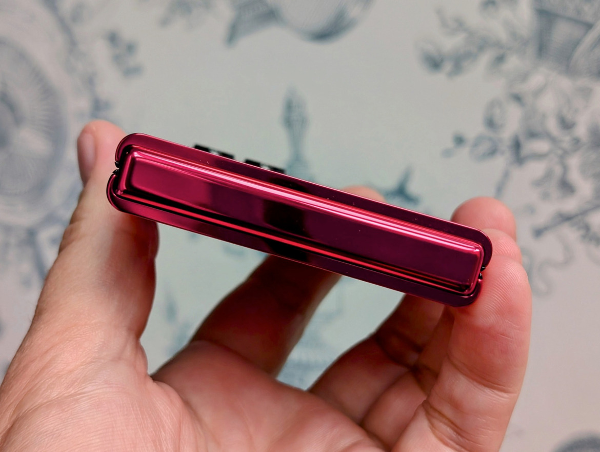 Motorola Razr+ And Razr (2024) Hands-On: Big Flip Phone Update, Same Price