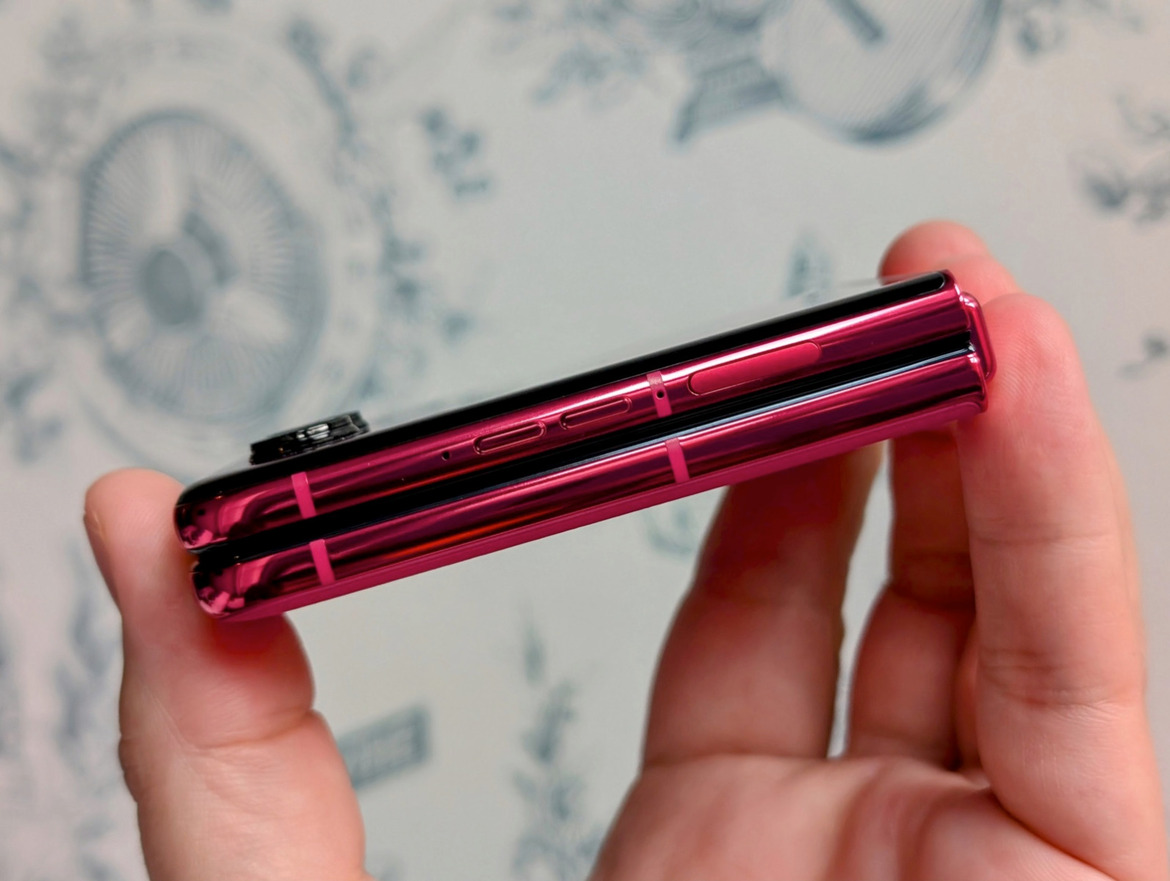 Motorola Razr+ And Razr (2024) Hands-On: Big Flip Phone Update, Same Price