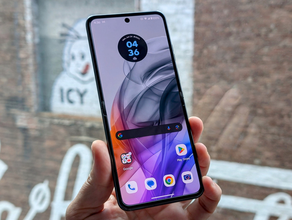 Motorola Razr+ And Razr (2024) Hands-On: Big Flip Phone Update, Same Price