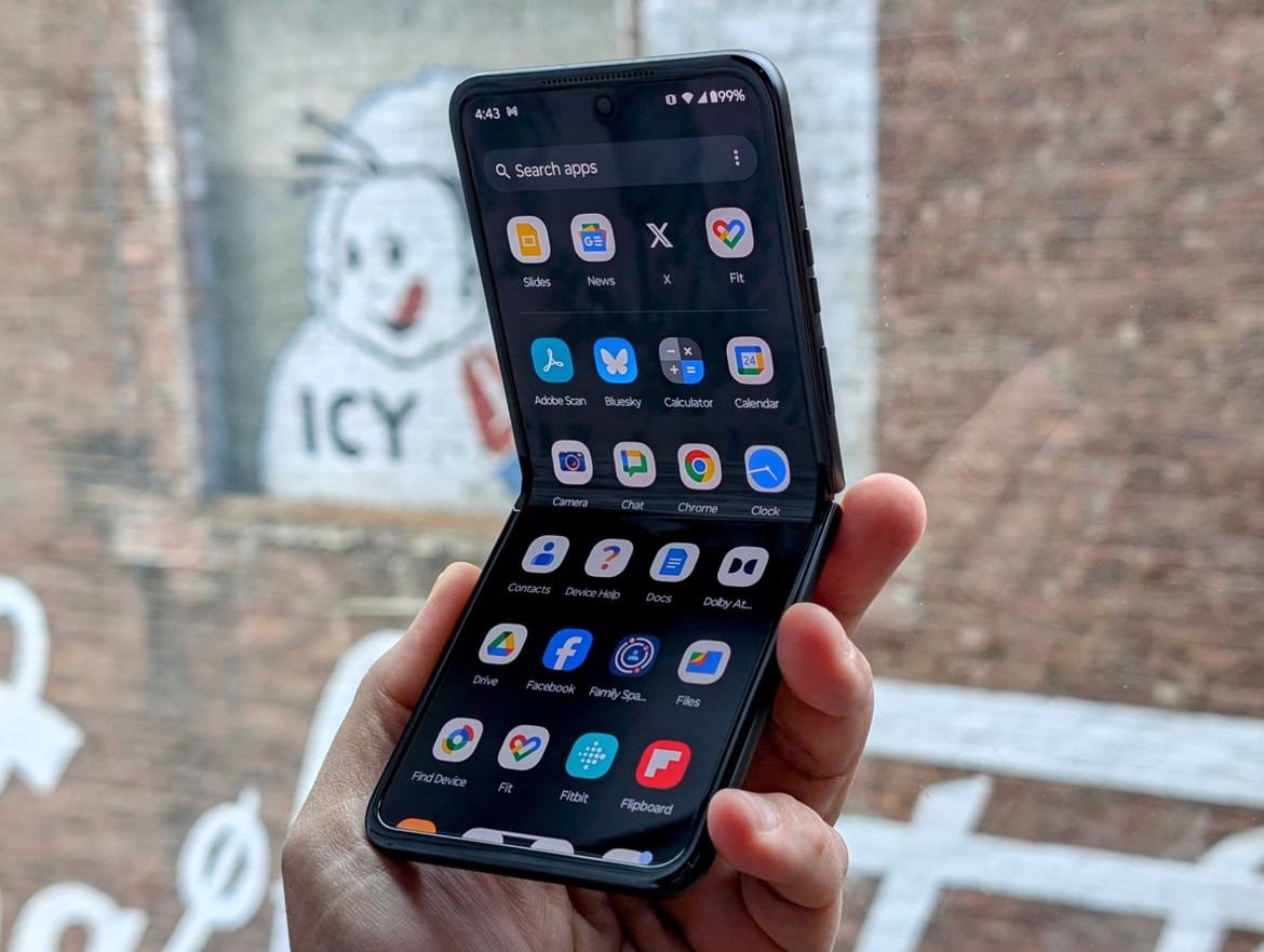 Motorola Razr+ And Razr (2024) Hands-On: Big Flip Phone Update, Same Price