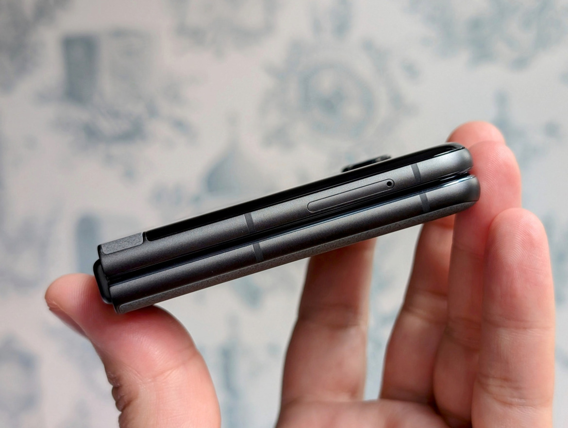 Motorola Razr+ And Razr (2024) Hands-On: Big Flip Phone Update, Same Price