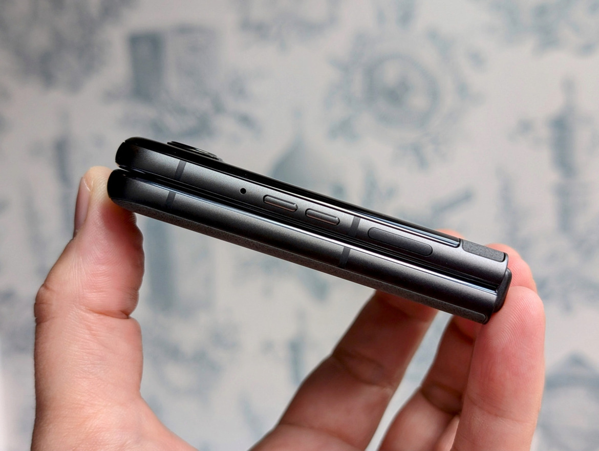 Motorola Razr+ And Razr (2024) Hands-On: Big Flip Phone Update, Same Price