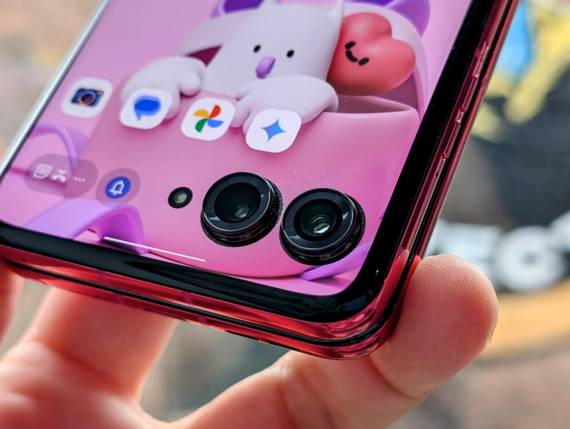 Motorola Razr+ And Razr (2024) Hands-On: Big Flip Phone Update, Same Price