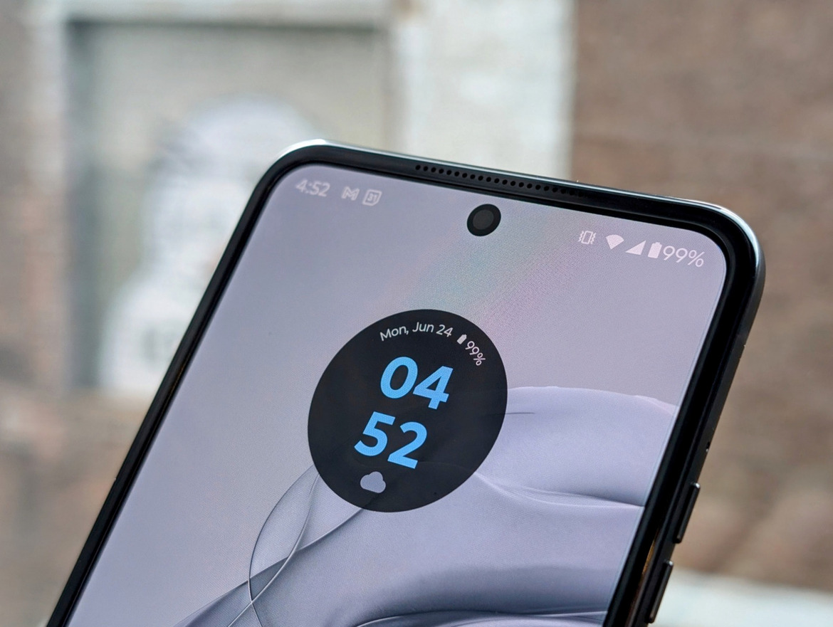 Motorola Razr+ And Razr (2024) Hands-On: Big Flip Phone Update, Same Price