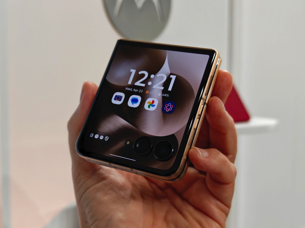 Hands-On Motorola's AI-infused (2025) Razr Ultra, Razr+ And Razr