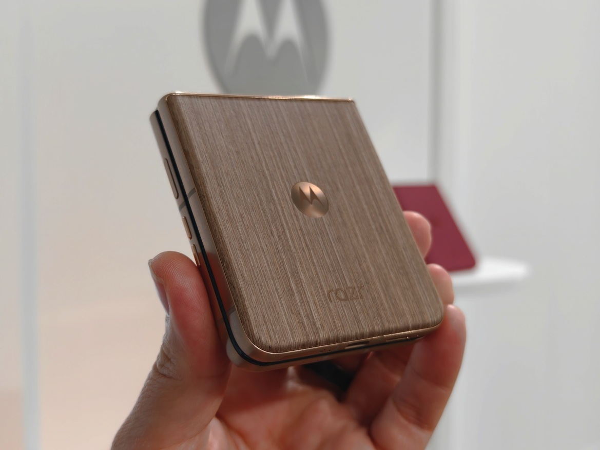 Hands-On Motorola's AI-infused (2025) Razr Ultra, Razr+ And Razr