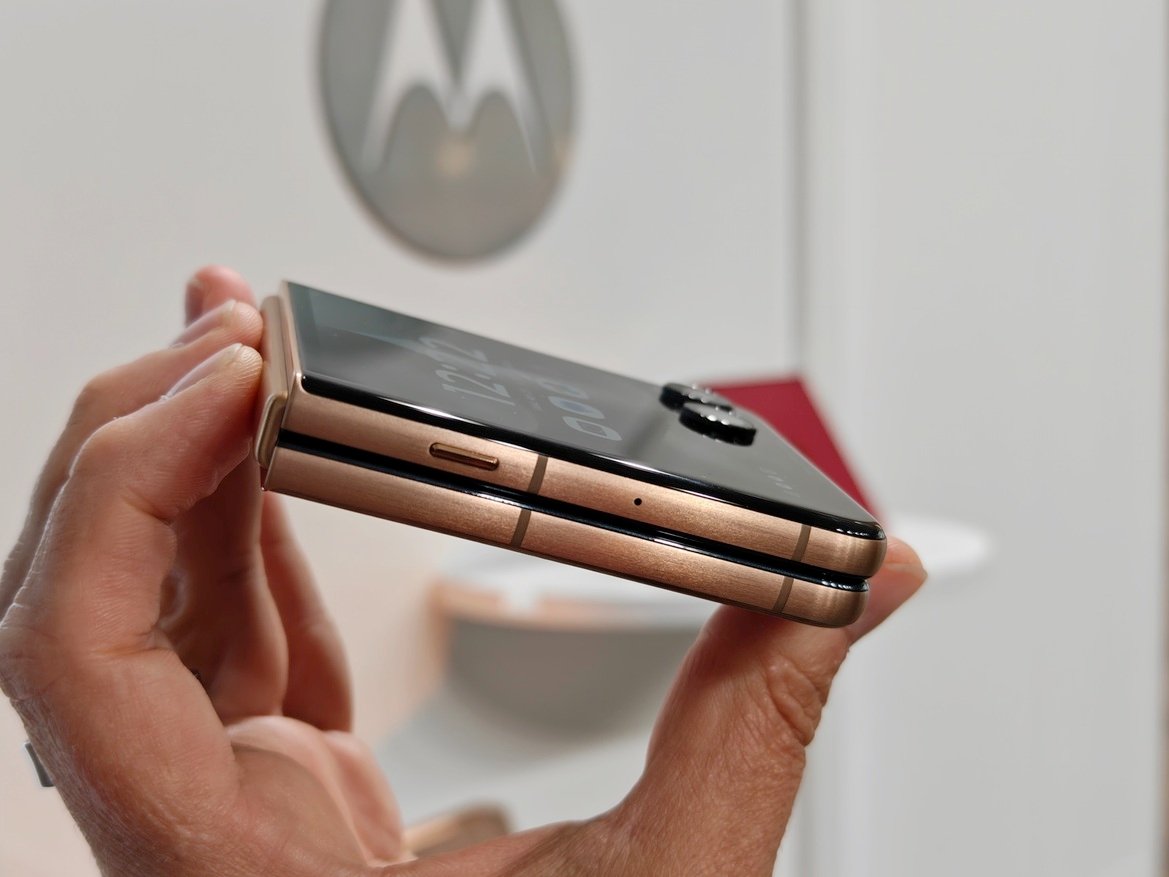 Hands-On Motorola's AI-infused (2025) Razr Ultra, Razr+ And Razr