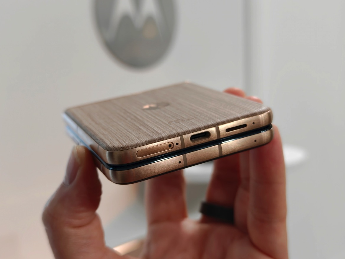 Hands-On Motorola's AI-infused (2025) Razr Ultra, Razr+ And Razr
