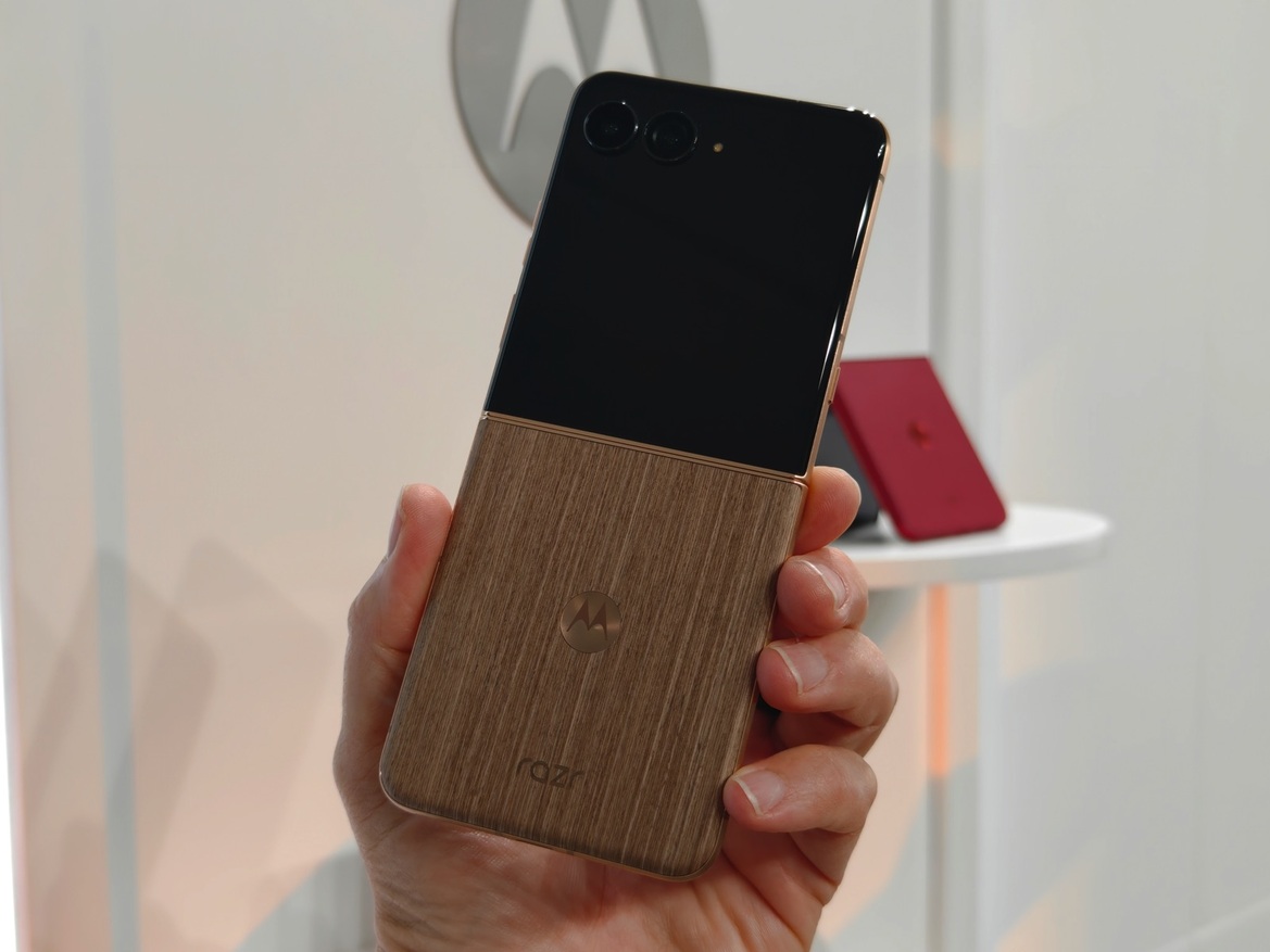 Hands-On Motorola's AI-infused (2025) Razr Ultra, Razr+ And Razr