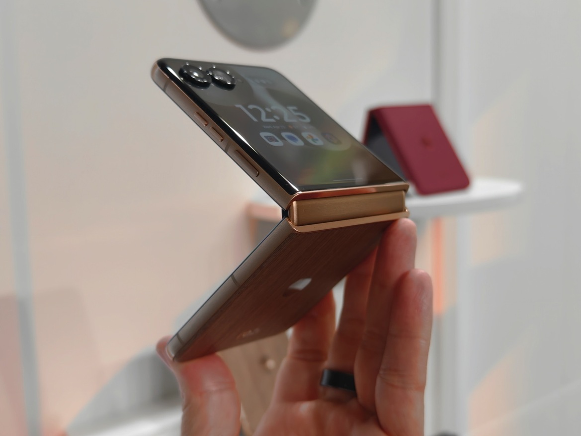 Hands-On Motorola's AI-infused (2025) Razr Ultra, Razr+ And Razr