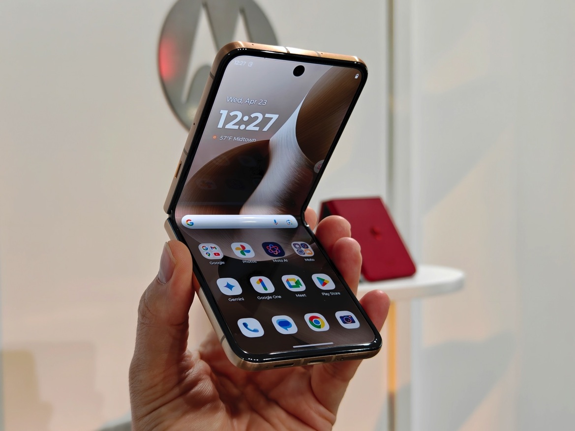 Hands-On Motorola's AI-infused (2025) Razr Ultra, Razr+ And Razr