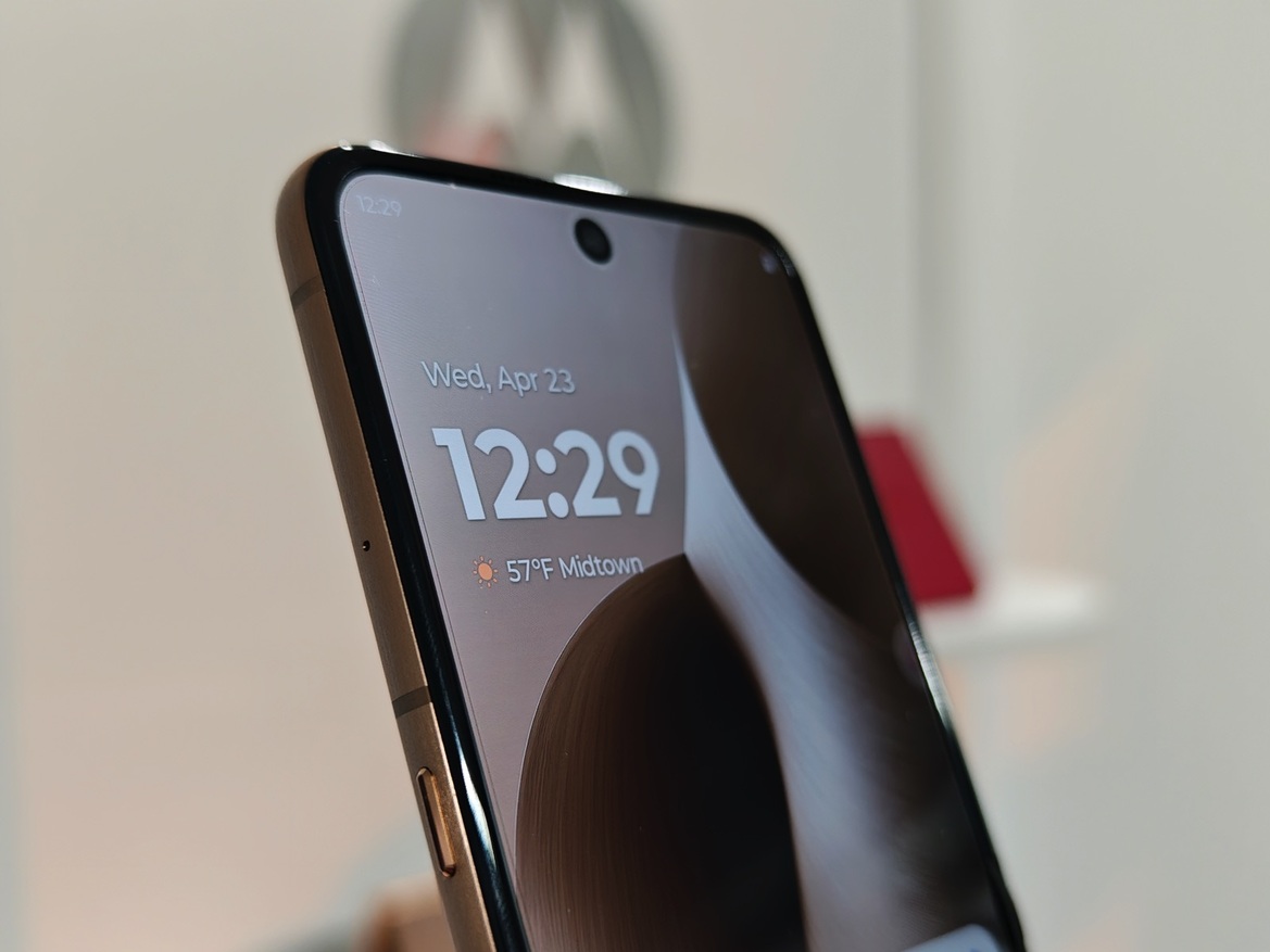 Hands-On Motorola's AI-infused (2025) Razr Ultra, Razr+ And Razr