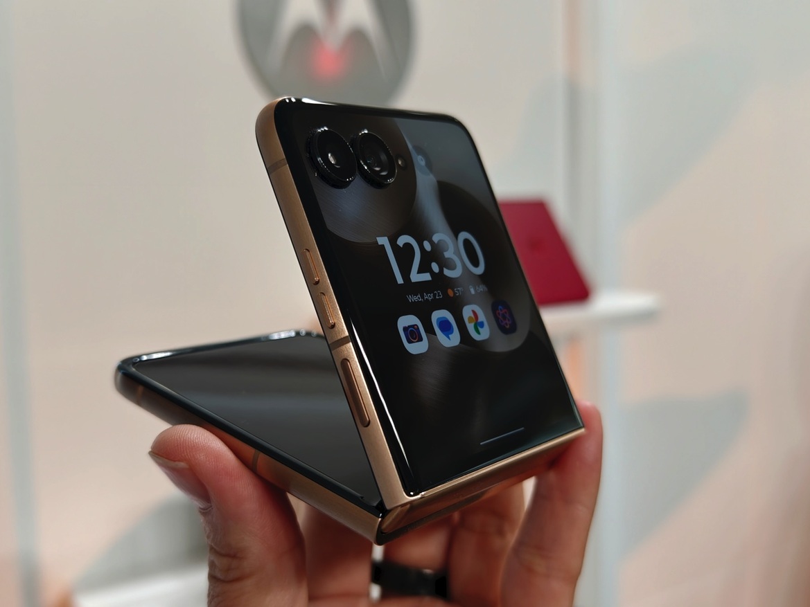 Hands-On Motorola's AI-infused (2025) Razr Ultra, Razr+ And Razr