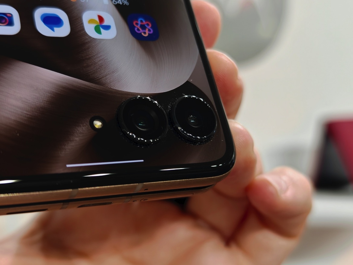 Hands-On Motorola's AI-infused (2025) Razr Ultra, Razr+ And Razr