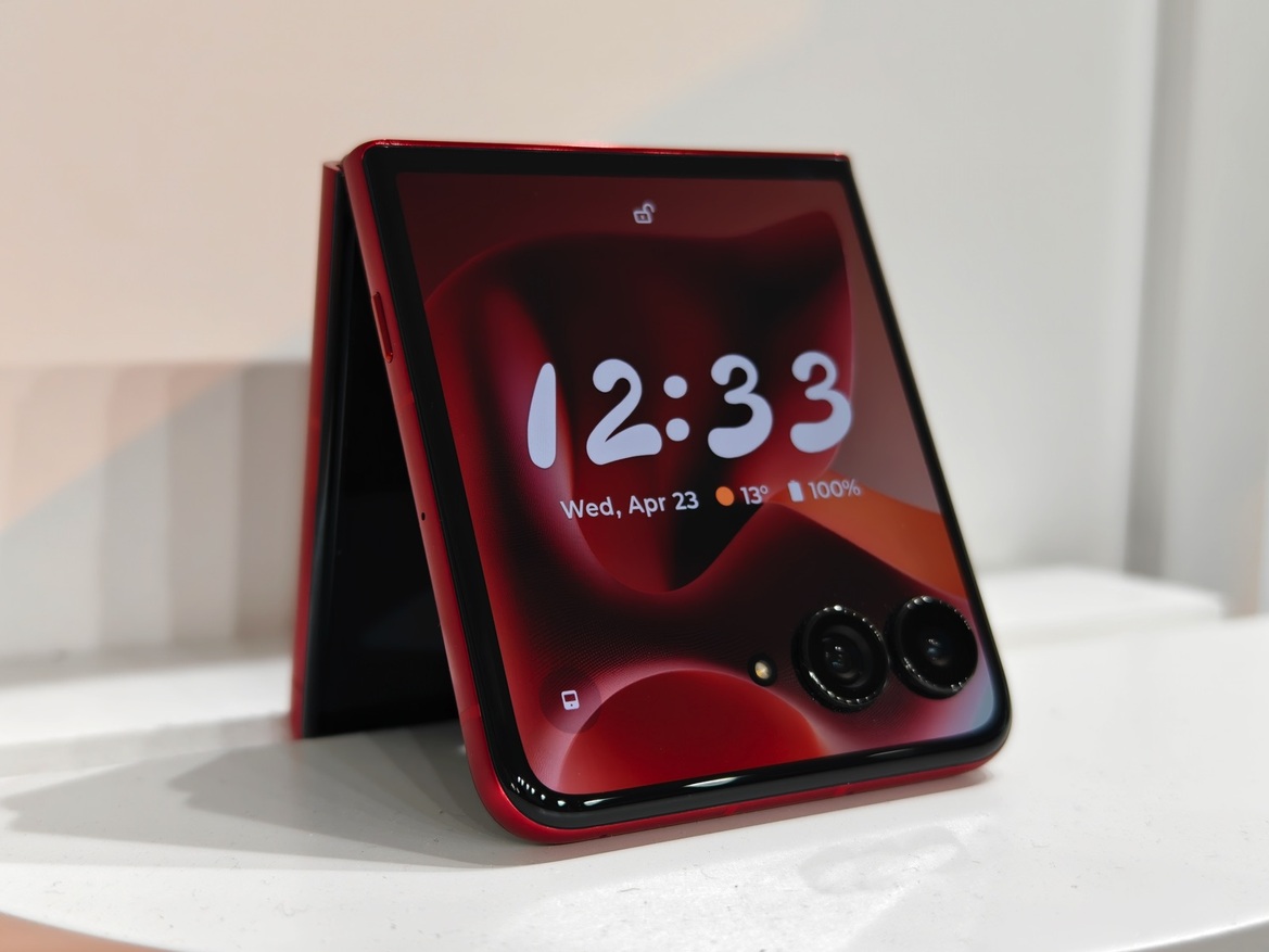 Hands-On Motorola's AI-infused (2025) Razr Ultra, Razr+ And Razr