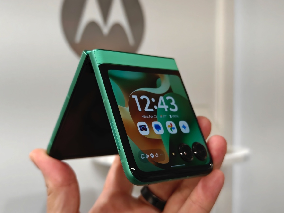 Hands-On Motorola's AI-infused (2025) Razr Ultra, Razr+ And Razr