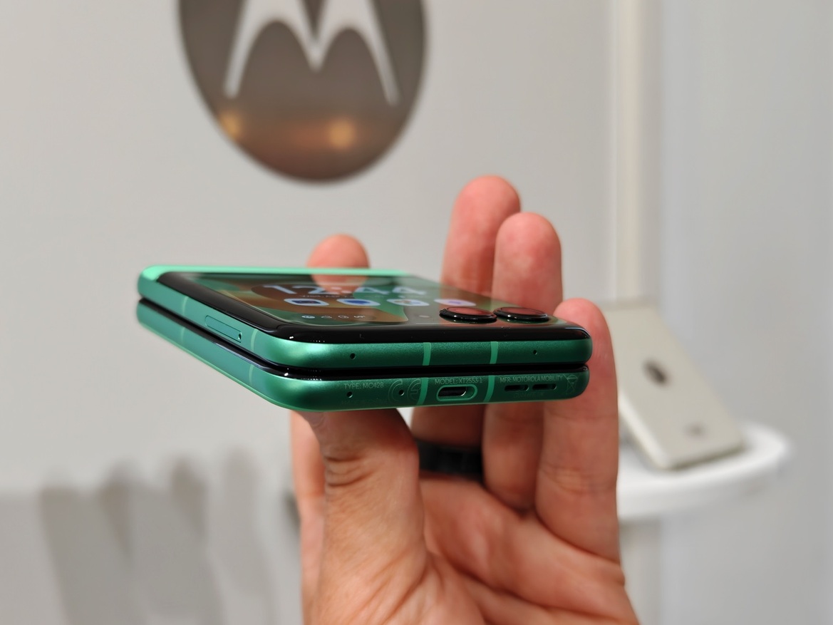 Hands-On Motorola's AI-infused (2025) Razr Ultra, Razr+ And Razr