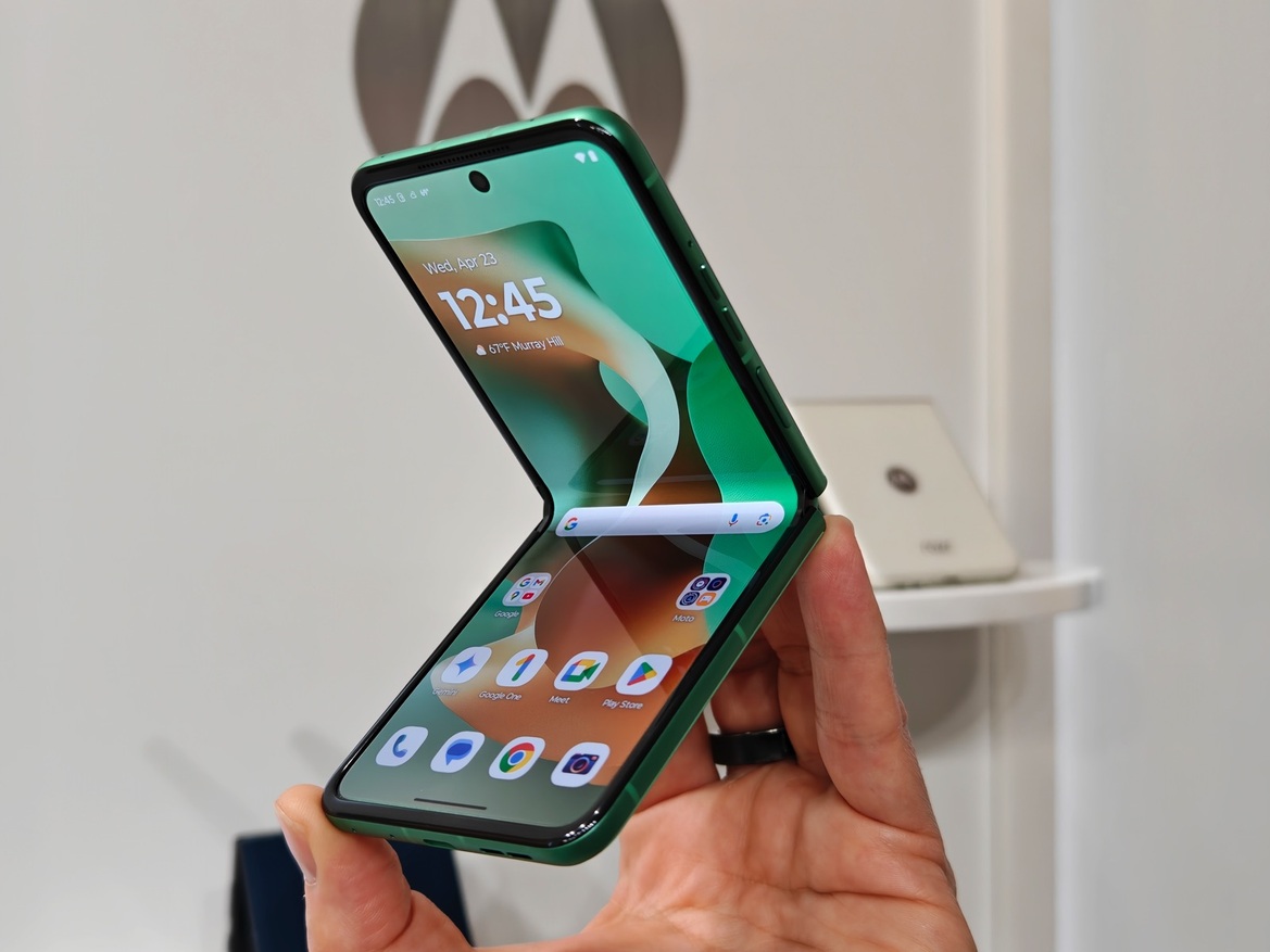 Hands-On Motorola's AI-infused (2025) Razr Ultra, Razr+ And Razr