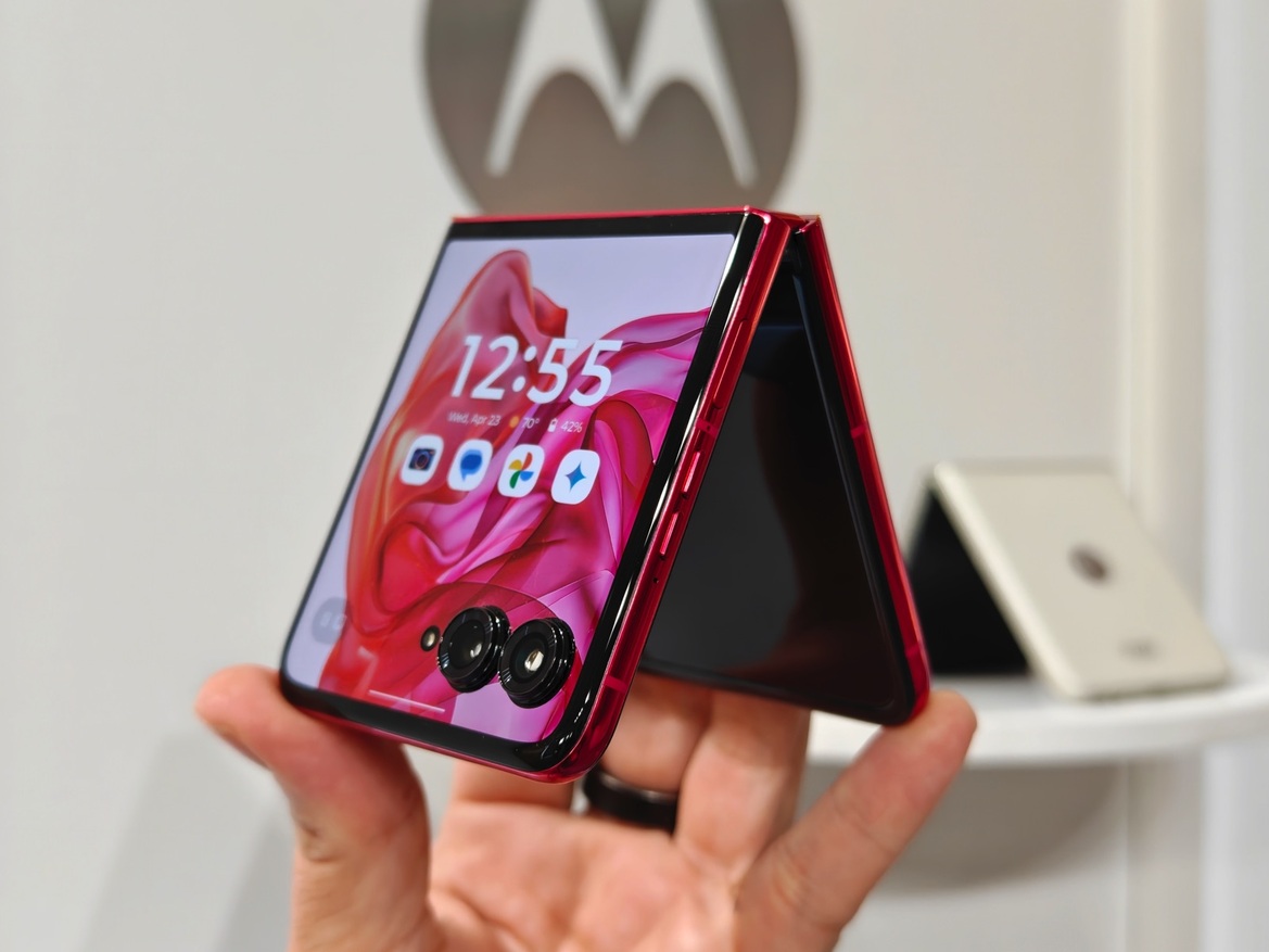 Hands-On Motorola's AI-infused (2025) Razr Ultra, Razr+ And Razr