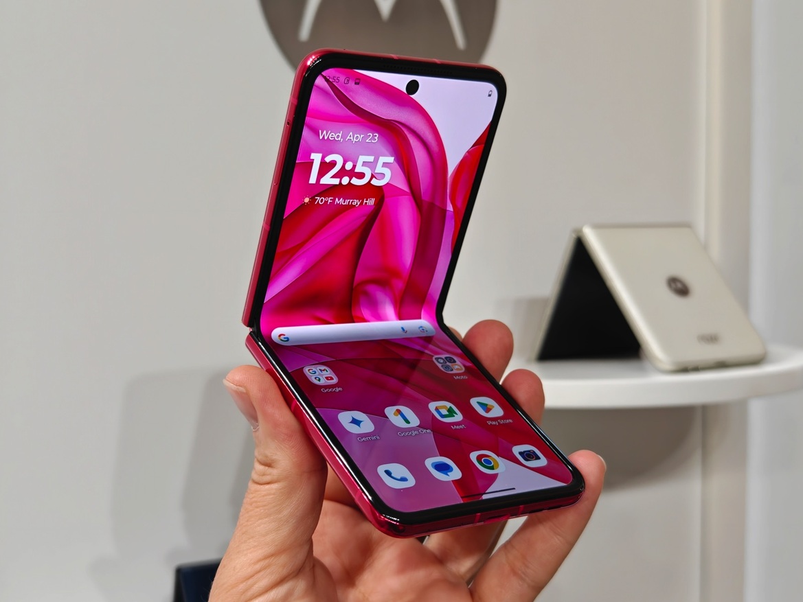 Hands-On Motorola's AI-infused (2025) Razr Ultra, Razr+ And Razr