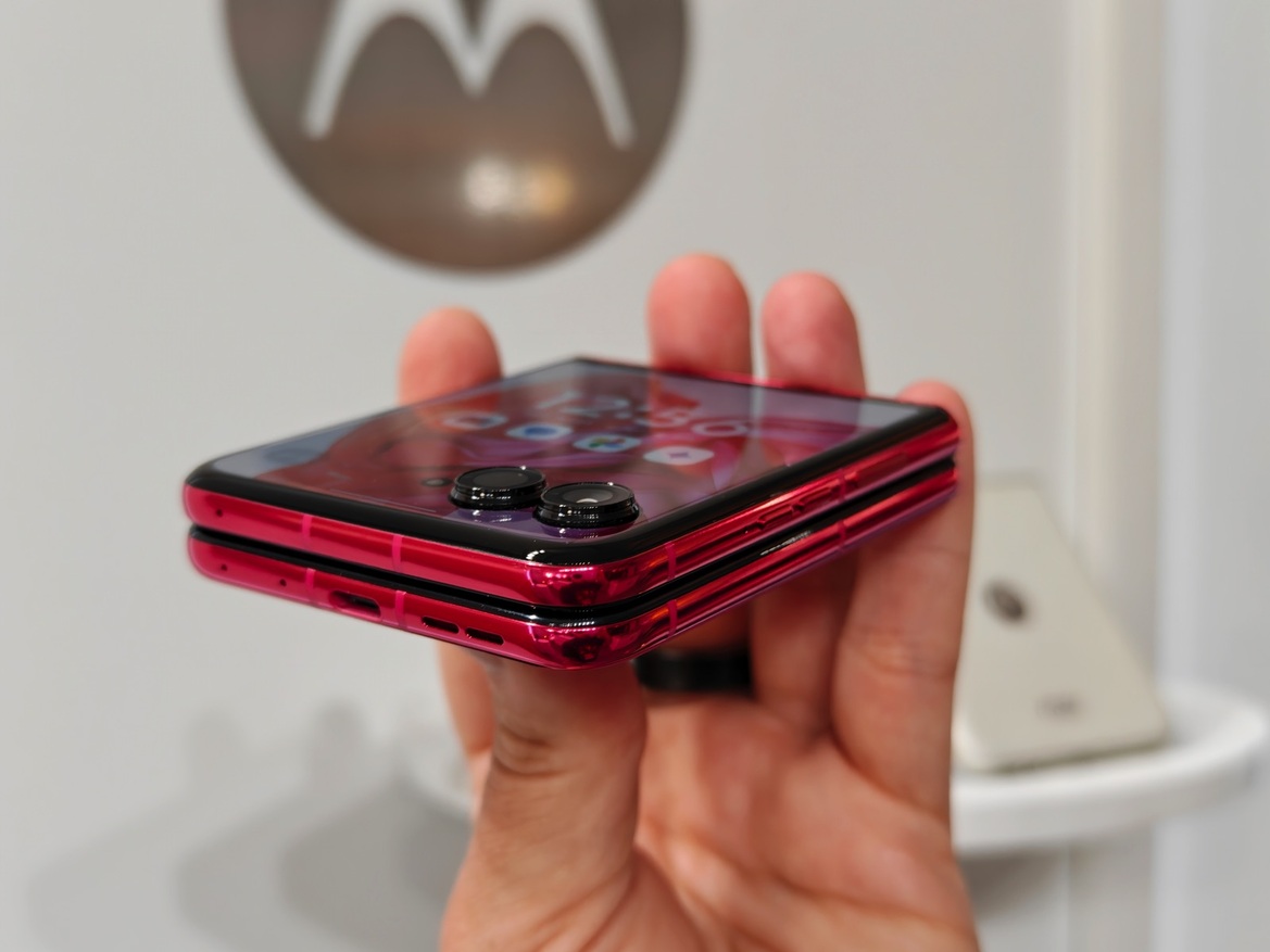 Hands-On Motorola's AI-infused (2025) Razr Ultra, Razr+ And Razr